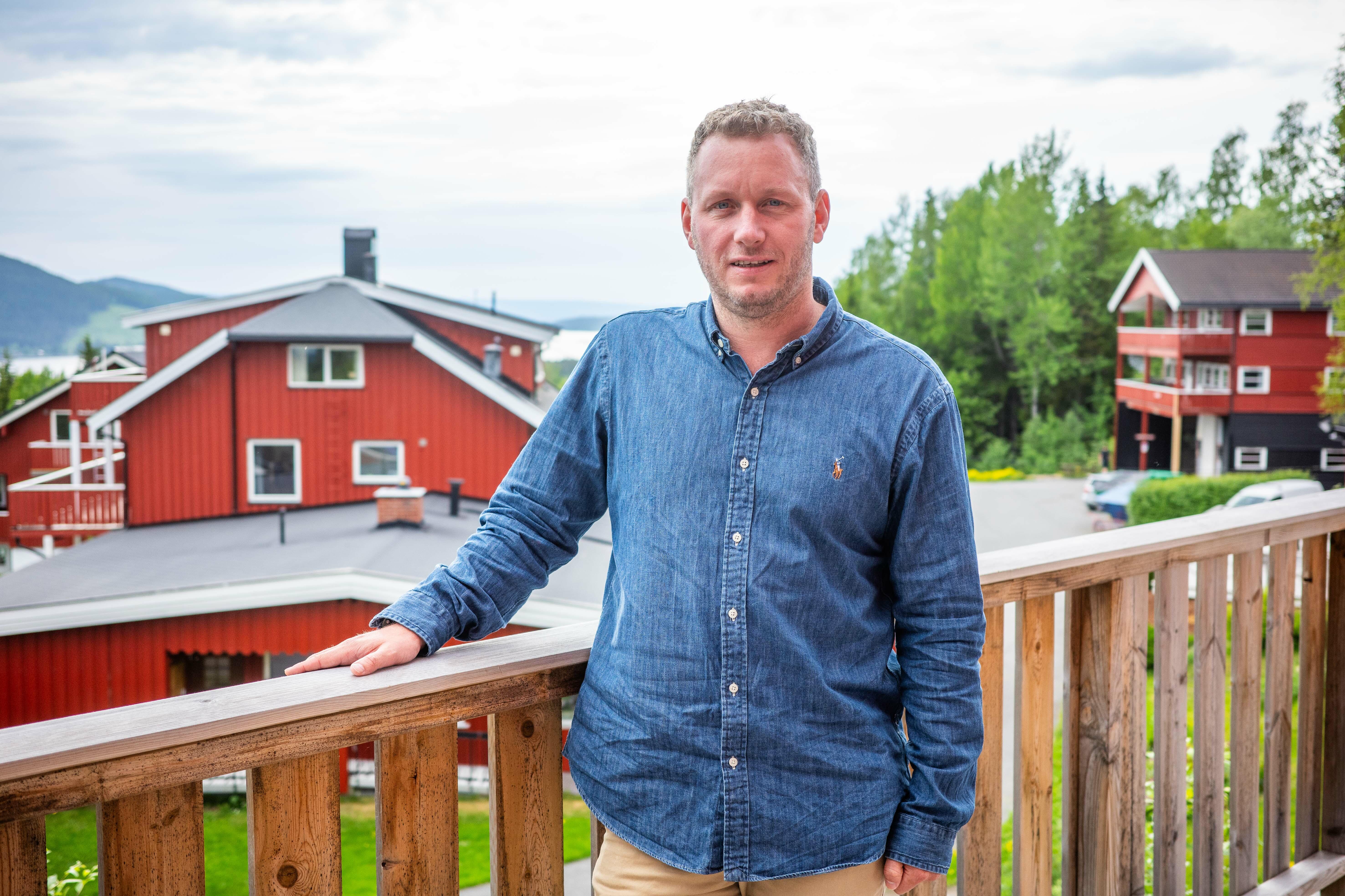 Jonas Finnby, stiftelsesleder i Tyrili fra og med juli 2024, på Tyrilitunet i Mesnali.