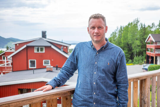 Jonas Finnby, daglig leder i Tyrili, på Tyrilitunet.