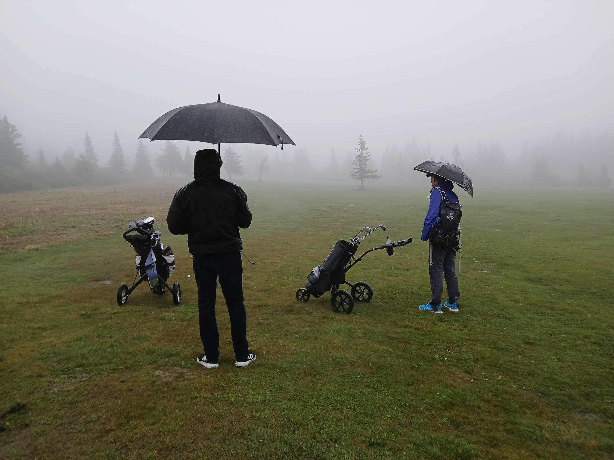 Tyrili golfcamp 2024 måtte flyttes fra Mjøsen golfklubb i Moelv og opp på fjellet, til Gausdal. Der var det også vått.