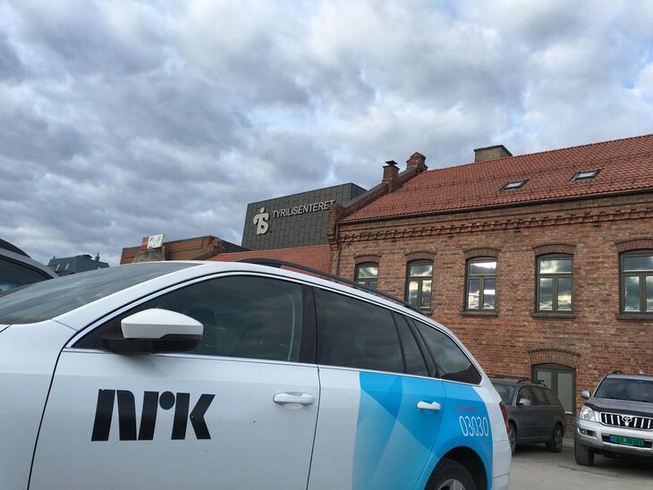 NRK-bilen utenfor Tyrilisenteret.